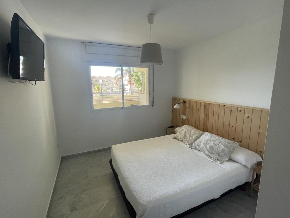 Apartamento En La Carihuela Con Piscina Y Parking, Al Lado De La Playa Apartment Torremolinos Exterior photo